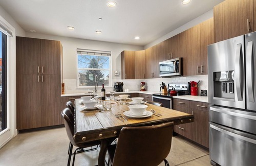 Old Town North Casa | Mountain View Retreat – Perfect for Groups!