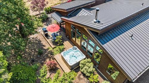 Cascade Locks Casa | Mountain-View Retreat with Hot Tub & Waterfalls