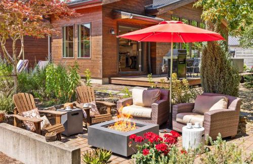 Cascade Locks Casa | Mountain-View Retreat with Hot Tub & Waterfalls
