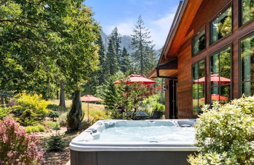 Cascade Locks Casa | Mountain-View Retreat with Hot Tub & Waterfalls