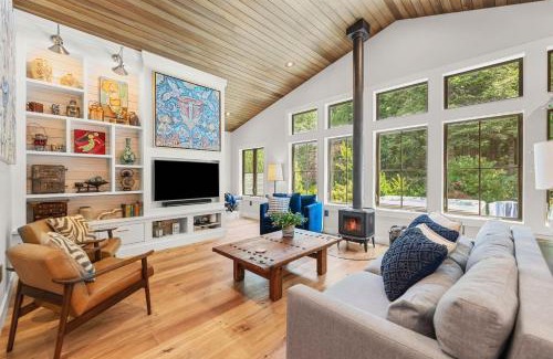 Cascade Locks Casa | Mountain-View Retreat with Hot Tub & Waterfalls