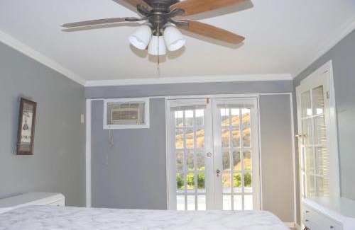 Hemet Casa | Mountain View Studio