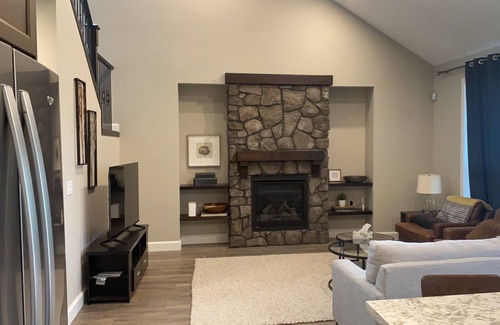 Harrison Mills Casa | Mountain view suite in Harrison Highland