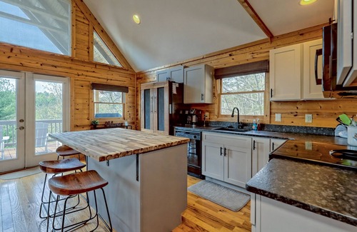 Tiger Cabina | Mountain View ~ Sunsets on the Porch ~ Near Lake Burton!