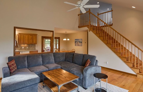 Springfield Casa | Mountain view home with deck, wood fireplace, washer/dryer, and high-speed WiFi