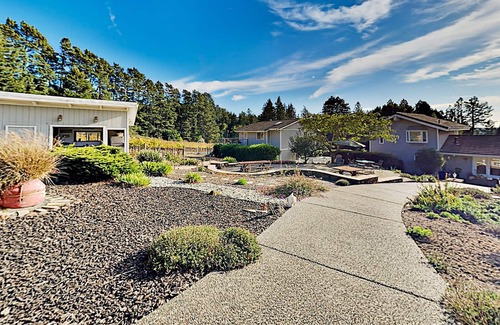 Freestone Cabaña | Mountain-View Vineyard Cottage | Private Hot Tub | Dining Deck with Grill