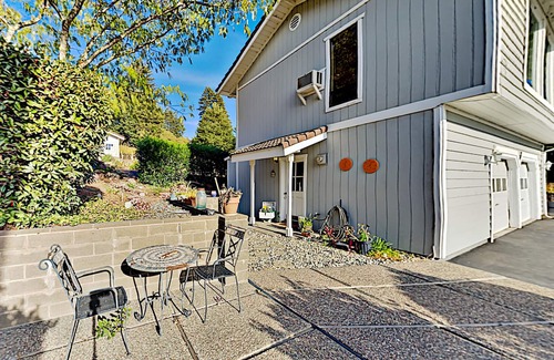 Freestone Cabaña | Mountain-View Vineyard Cottage | Private Hot Tub | Dining Deck with Grill