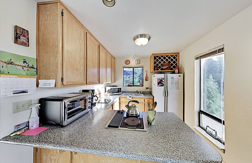 Freestone Cabaña | Mountain-view vineyard cottage with private hot tub, dining deck