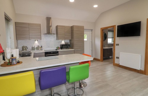 Limavady Cabaña | MOUNTAIN VIEW, with a garden in Castlerock