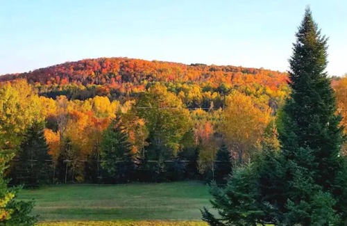 Papineau Regional County Municipality Casa | Mountain View with a HotTub, 7 mins-LacSimon