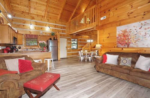 Pigeon Forge Cabina | Vistas a la montaña, 3 suites King / 3 baños, bañera de hidromasaje, sala de juegos, cerca de todas las atracciones