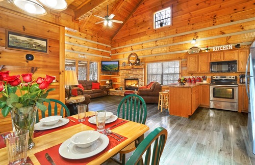 Pigeon Forge Cabina | Vistas a la montaña, 3 suites King / 3 baños, bañera de hidromasaje, sala de juegos, cerca de todas las atracciones