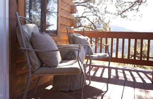 Cripple Creek Cabina | Mountain Views - 3BR Cabin, Pet-Friendly, Hot Tub!