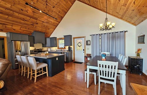 Murphy Cabina | Mountain Views All Year! Charming 3-Bed Cabin Just Minutes from Downtown