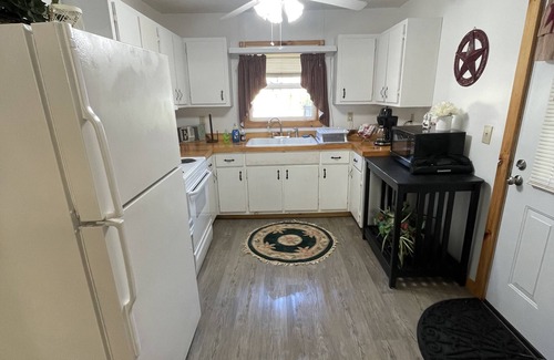 Pence Springs Casa | Mountain Views and River Getaway/with no cleaning fees