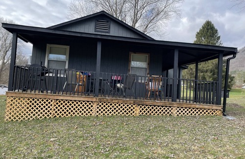 Pence Springs Casa | Mountain Views and River Getaway/with no cleaning fees