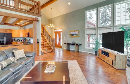 Eureka Casa | Mountain Views and Deck Spacious Eureka Getaway!