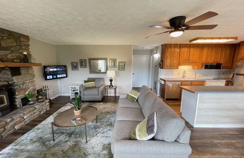 Burnsville Casa | Mountain Views and Sounds of the River on the golf course