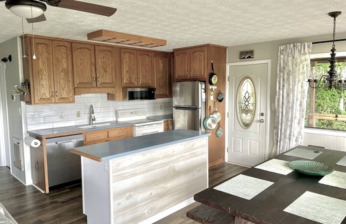 Burnsville Casa | Mountain Views and Sounds of the River on the golf course