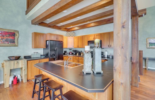 Eureka Casa | Mountain Views & Deck: Spacious Eureka Getaway!