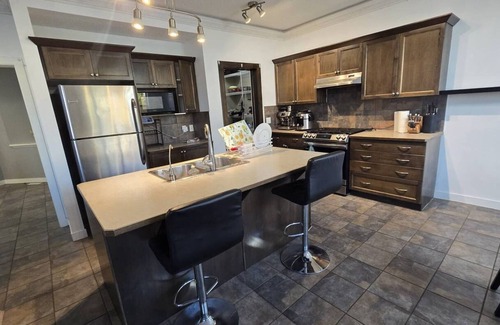 Cochrane Casa | Mountain views Family Home 4BDR NEAR BANFF! Ski fun