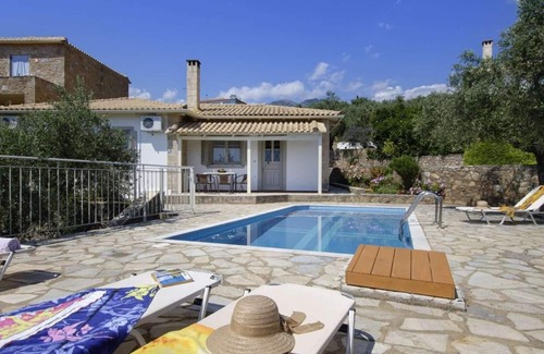 Riglia Villa | Encantadora villa con piscina privada + vistas a la montaña, a poca distancia de la playa + puerto