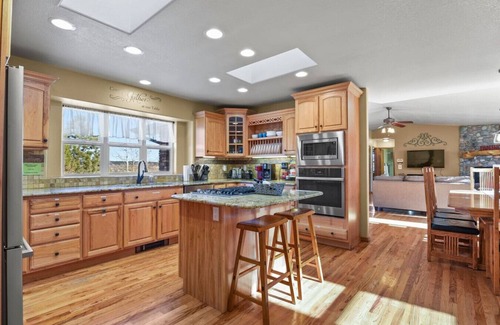 Monument Casa | Mountain Views | Hot Tub | Two Game Rooms