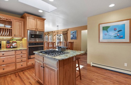 Monument Casa | Mountain Views | Hot Tub | Two Game Rooms
