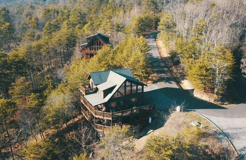 Gatlinburg - Pigeon Forge Casa | Mountain Views-Hottub-Parking-WiFi-Parking-BBQ