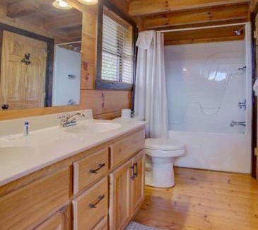 Gatlinburg - Pigeon Forge Casa | Mountain Views-Hottub-Parking-WiFi-Parking-BBQ