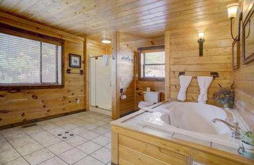 Gatlinburg - Pigeon Forge Casa | Mountain Views-Hottub-Parking-WiFi-Parking-BBQ