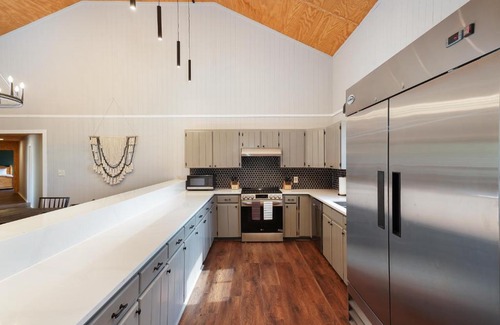 Sabinal Casa | Mountain Views I Pool&Hot Tub I Home for 20 Guests