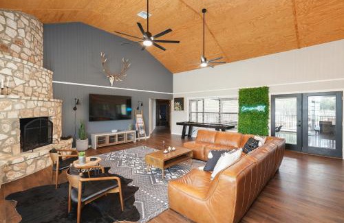 Sabinal Casa | Mountain Views I Pool&Hot Tub I Home for 20 Guests
