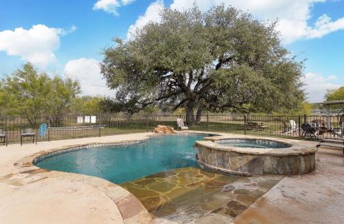 Sabinal Casa | Mountain Views I Pool&Hot Tub I Home for 20 Guests