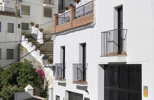 Tolox Casa | Vistas a la montaña en un pueblo rural