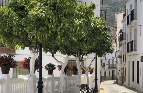 Tolox Casa | Vistas a la montaña en un pueblo rural