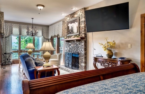 Townsend Hotel | Mountain Views | King Bed | Private Deck