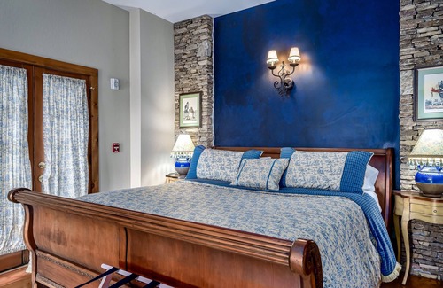 Townsend Hotel | Mountain Views | King Bed | Private Deck