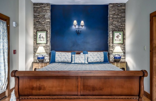 Townsend Hotel | Mountain Views | King Bed | Private Deck