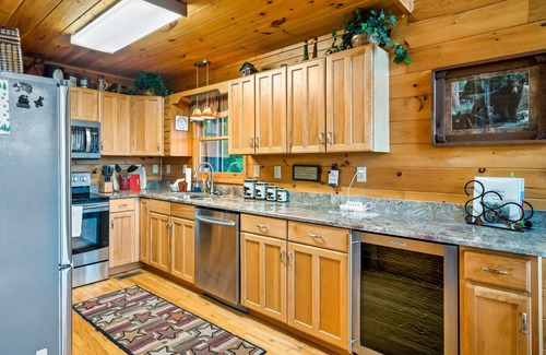 Wears Valley Cabina | Mountain Views! Luxury 5-STAR Cabin! Hot Tub & Private Hiking 🥾