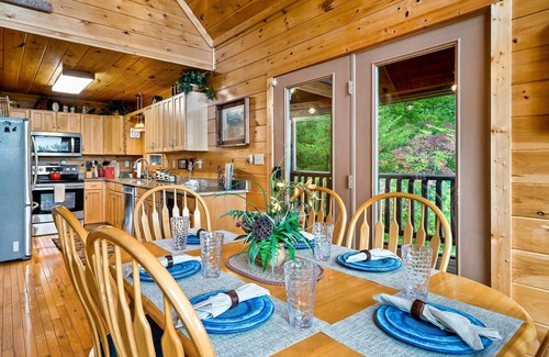 Wears Valley Cabina | Mountain Views! Luxury 5-STAR Cabin! Hot Tub & Private Hiking 🥾