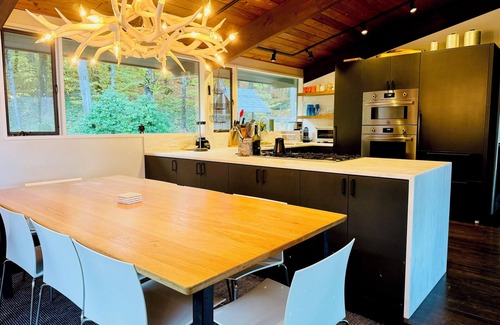 Weston Casa | Mountain views, Midcentury Modern with hottub, fireplaces, on 10 acres.
