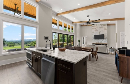Dahlonega Casa | Mountain Views/New Barndominium/16+ppl/Mins to Downtown & Wineries/2 Sep Homes