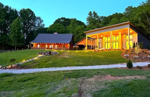 Dahlonega Casa | Mountain Views/New Barndominium/16+ppl/Mins to Downtown & Wineries/2 Sep Homes
