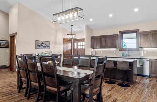 Red Lodge Casa | Mountain Views, spacious and Newly built, Dog Friendly, Wi-Fi, A/C and Garage- Willow Creek Hideaway