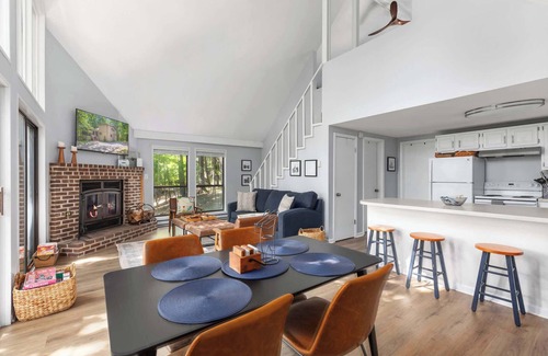 The Woods Cabina | Mountain Views w Fire Pit, Deck, Grill & Amenities