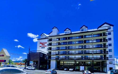 Pigeon Forge Hotel | Mountain Vista Inn & Suites - Walking Distance to the Island