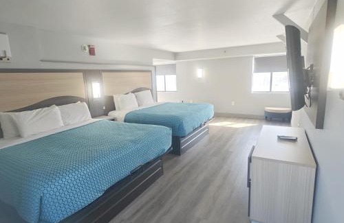 Pigeon Forge Hotel | Mountain Vista Inn & Suites - Walking Distance to the Island
