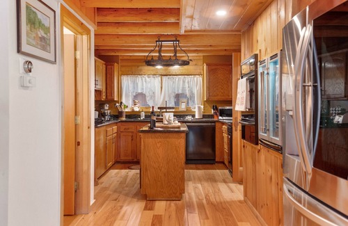 Pine Cove Cabina | Mountaineer's Lodge *Spa, Pool Table, Fireplace*
