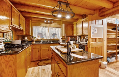 Pine Cove Cabina | Mountaineer's Lodge *Spa, Pool Table, Fireplace*